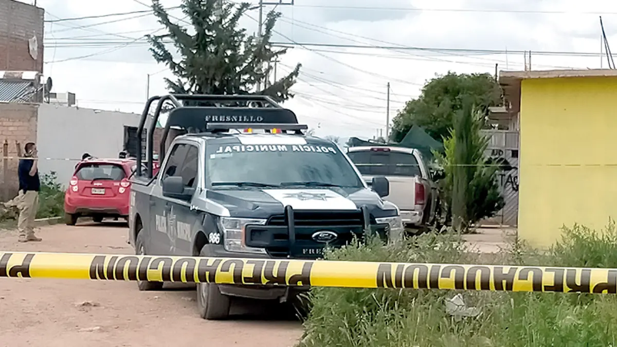 Patrulla de la Policía Municipal resguarda un taller mecánico donde fue asesinado un hombre